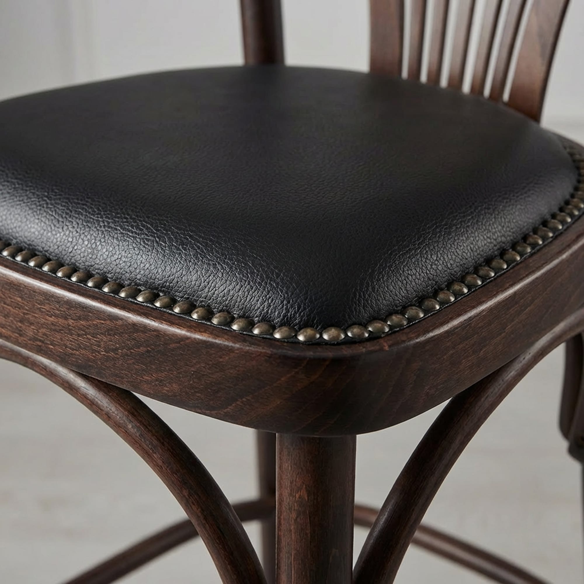 A-130 zwarte zitting Barkruk A-130 walnut met zwarte zitting